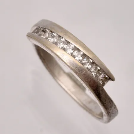 Ring stl:17¾ bredd 2,5-5mm, vita stenar, silver 925/1000, oval skena, 3,07g.
