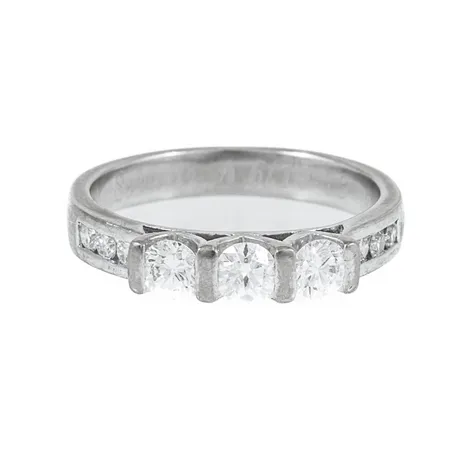 Ring i 18K vitguld med briljantslipade diamanter 3 x ca 0,15ct (två av dem lösa i fattningen) & 3 x ca 0,02ct. Stl:16, bredd 3 - 3,5 mm, vikt: 3,8g. Gravyr.