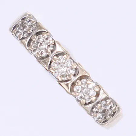Ring GHA med diamanter 35 x ca 0,005 ct stl 17 bredd 2,5-3,5mm vitguld 18K Vikt: 3,7 g