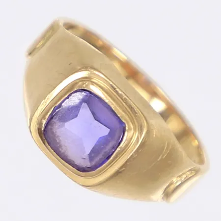 Ring med lila sten st 18¼ bredd 2-10mm svenska stämplar gravyr 18K Vikt: 3,5 g