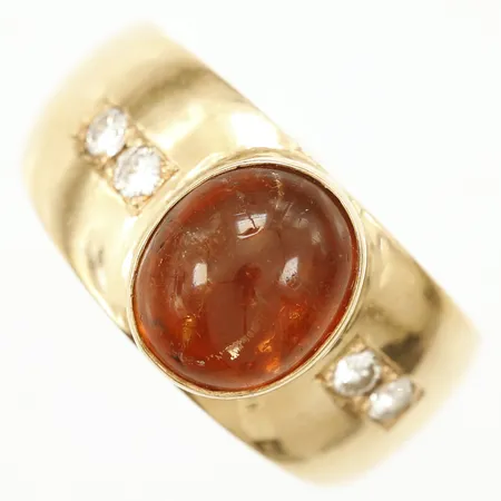 Ring med bärnsten och diamanter 4xca0,07ct stl:21¼ bredd 6,5mm 18K Vikt: 15,6 g