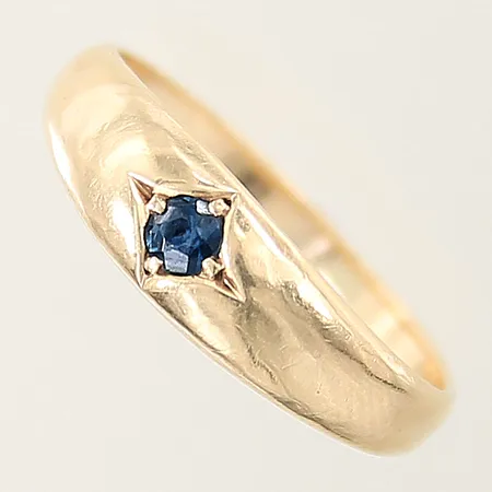 Ring med safir stl:17 bredd 2,3mm smärre nagg på fasetter 14K Vikt: 2,7 g