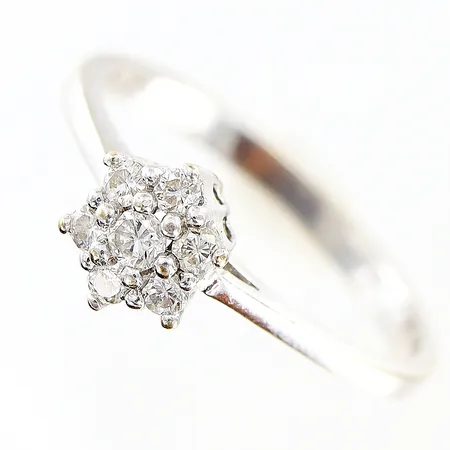 Ring stl:17 bredd 2-6mm, diamanter 1 x ca 0,03ct, 6 x ca 0,02ct, vitguld, 18K Vikt: 2 g