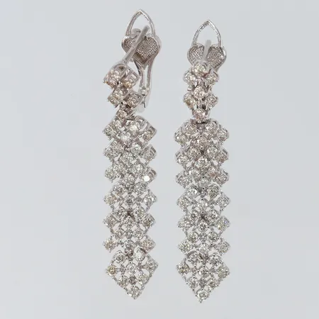 Ett par örhängen med diamanter 90 x ca 0,03ct totalt ca 2,70ctv Kvalité Cr-Ca(J-N)/SI 42,5x9mm vitguld 18K. Vikt: 9,2 g