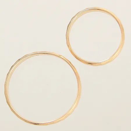 Ringar 2st släta stl: 16-21¼ bredd 4mm 18K Vikt: 6,6 g