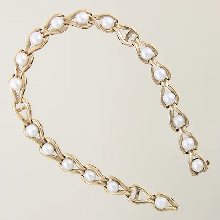 Armband med odlade pärlor längd 18,5cm bredd 7mm tre pärlor saknas, del till lås saknas 10K Vikt: 8,8 g