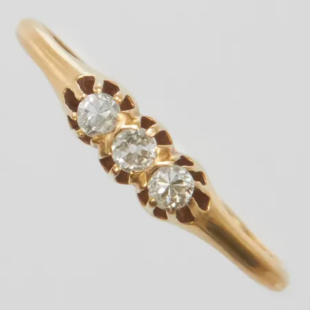 Ring med 3 diamanter 0,13ctv enligt gravyr, stl:17½, bredd: 1,2-3,6mm, Guldvaruaktiebolaget G. Dahlgren & Co Ab, Malmö, 1930, 18K Vikt: 1,4 g