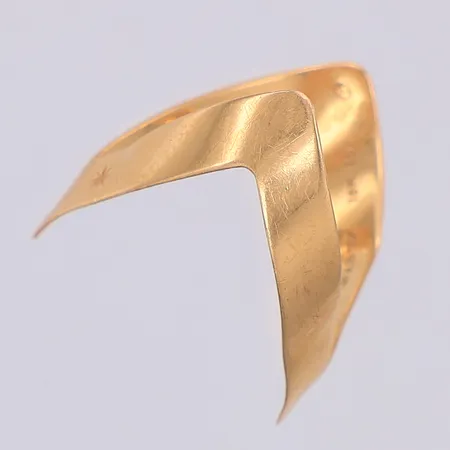 Ring stl:17½, skev, bucklig, 18K Vikt: 1,9 g