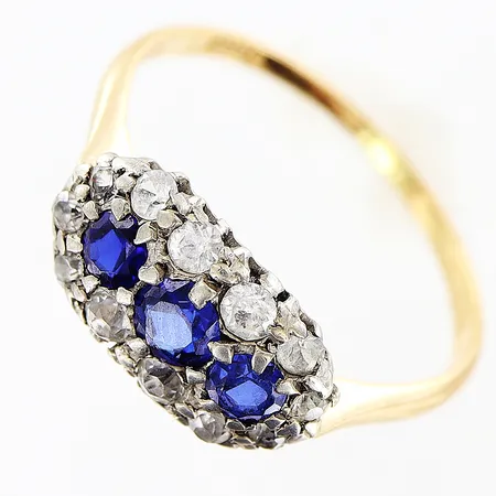 Ring stl:17¼ bredd 1-7mm, vita och blå stenar infattning i silver, skena i 18K Vikt: 1,6 g