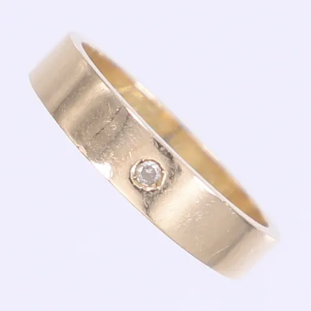 Ring slät med dia ca 0,02ctv stl 17½ bredd 4mm gravyr 14K Vikt: 3,8 g