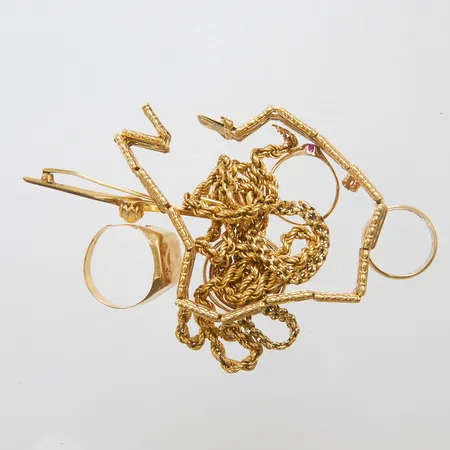 Diverse guld defekt, udda, personliga gravyrer, syntetiska stenar, 18K, bruttovikt 49,8g Vikt: 49,8 g