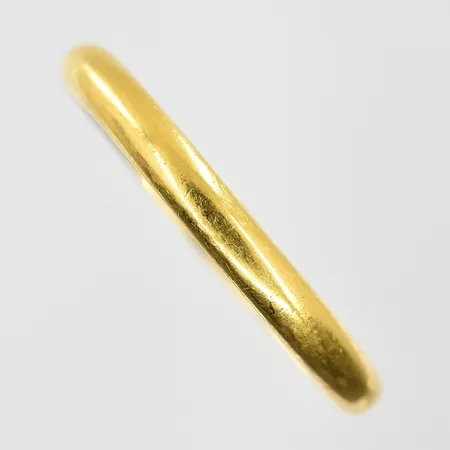 Ring stl:21½, bredd 3mm, gravyr, 23K. Vikt: 4,5 g