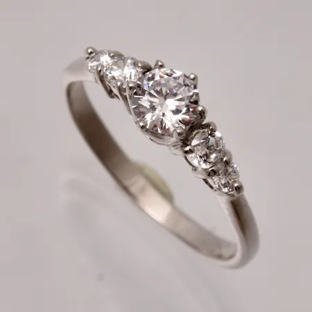 Ring stl:17¾, bredd 2,2-6mm, 5st vita stenar, mått Ø2,4, Ø2,9, Ø5mm, Guldfynd, silver 925/1000, 2,06g.