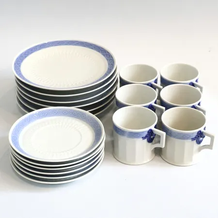 Kaffeservis i 6 -set med kaffekoppar, fat och assietter, Royal Copenhagen "BLÅ VIFTE", kopparnas höjd 55mm, assietter 16cm, fat 12,5cm, märkta 1212/11548 och 1212/11533, fint skick utan synliga nagg Vikt: 0 g