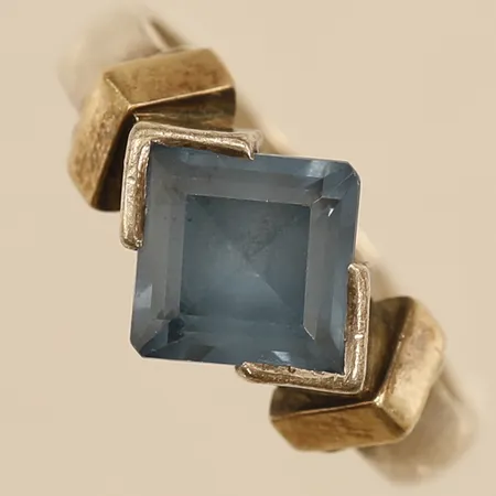 Ring med syntetisk spinell stl:18¾ bredd 4,2mm 925/1000 silver Vikt: 6,6 g