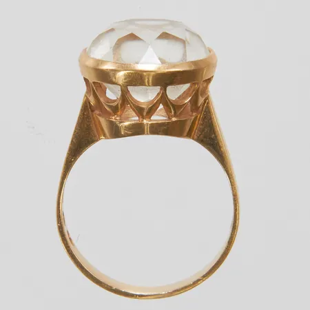 Ring med bergkristall stl:16¼, bredd: 2,9-13mm, Svedboms Guldsmeds Ab Hov, Vetlanda, 1967, 18K Vikt: 5,1 g