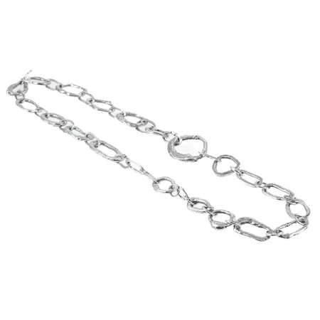 Collier i silver. Längd 59 cm, bredd 8,5 - 25 mm. S-lås. Vikt 71,5g.