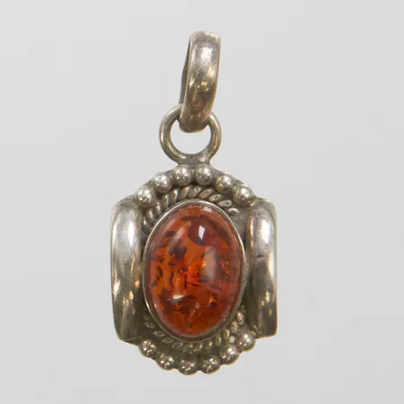 Hänge med bärnsten längd ca 35mm, bredd 17mm, 925/1000 silver Vikt: 7,2 g