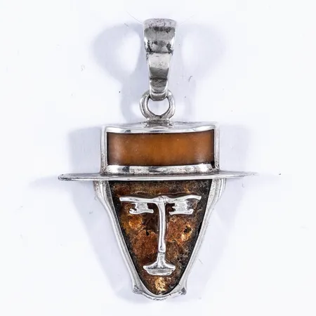 Hänge man med hatt, oranget inlägg (troligen bärnsten) bredd 26mm, längd 36mm, silver 925/1000 5,7g.