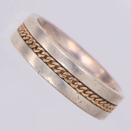 Ring förgylld rand stl:18¾ Guldfynd, gravyr, 925/1000 silver Vikt: 6,6 g
