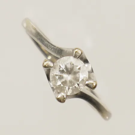 Ring med vit sten stl:16½ bredd 6,5mm vitguld 14K Vikt: 3 g