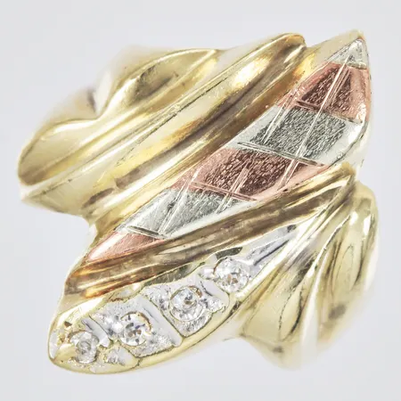 Ring med vita stenar stl: 18 bredd: ca 4-25mm rött/vit/gult guld 14K Vikt: 5,8 g
