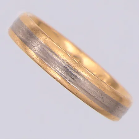 Ring slät tvåfärgad stl:17½, gravyr, 18K Vikt: 3,9 g