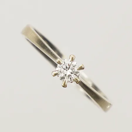 Ring med en diamant 0,18ctv enligt gravyr stl:17½ bredd 4,9mm vitguld 18K Vikt: 2,7 g