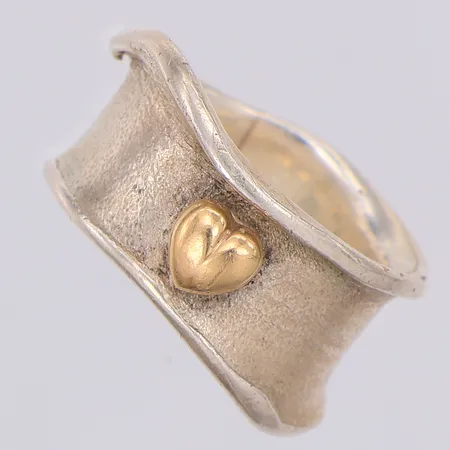 Ring matterad yta hjärta i guld stl:17 FHS, 925/1000 silver Vikt: 11,9 g