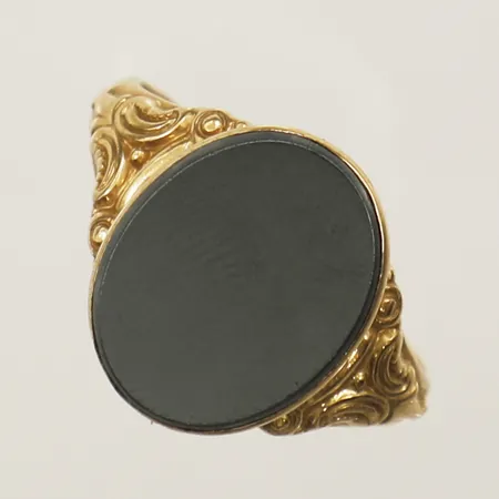 Klackring med hematit stl:19 bredd 16,1mm år 1942 18K Vikt: 6 g