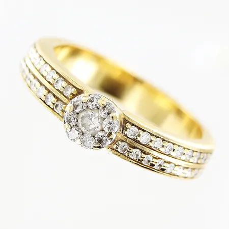 Ring med diamanter 36 x ca 0,01ct, 8 x ca 0,02ct, 1 x ca 0,1ct, Guldfynd, stl:19¼, bredd skena 4mm, repor på skena, 18K  Vikt: 7,1 g