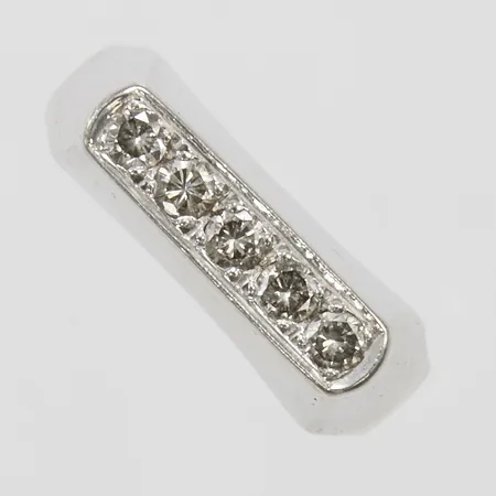 Ring med diamanter 5 x ca.0,05ct, stl:17-17½, skenan är oval, bredd: 3,3-6,4mm, svenska stämplar, vitguld, 18K Vikt: 4,8 g