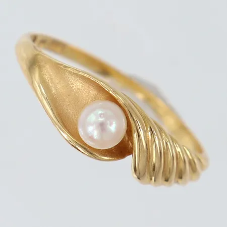 Ring med odlad saltvattenpärla stl:16¼ Ø4mm bredd 1,5-6mm 18K. Vikt: 2 g