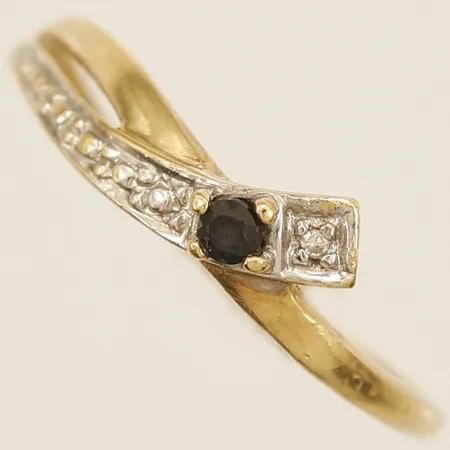 Ring med blå samt vit sten stl:15½ bredd 4,8mm skev skena 18K Vikt: 0,8 g