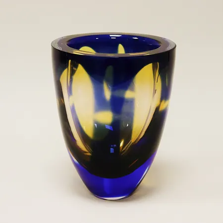 Vas studioglas Strömbergshyttan, märkt LP-HG-MA (Leif Persson, Håkan Gunnarsson, Mikael Axenbrant) Atelje 24/50, höjd 20cm, Ø15cm. Skickas med postpaket.