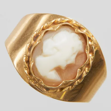Ring med snäckskalskamé stl:15¾, bredd: 4,2-12,8mm, svenska stämplar, något skev, 18K Vikt: 2,9 g