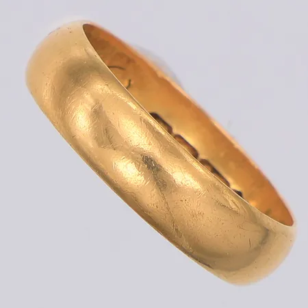 Ring slät stl:21¼, gravyr, 18K Vikt: 7,4 g