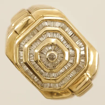 Ring med baguetteslipade diamanter stl:21½ bredd 18,4mm repor bucklor ojämnheter på skenan 10K Vikt: 14,6 g
