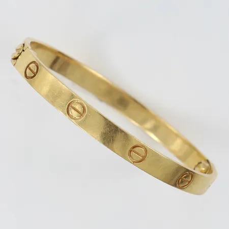Armring med dekor Ø55mm bredd 6mm bucklor/slitage repor 18K. OBS! Ej märkes design. Vikt: 27,3 g