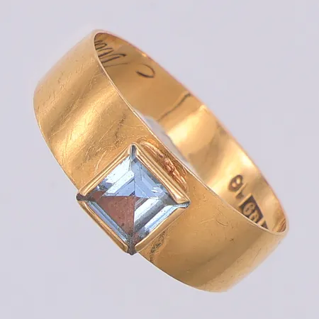 Ring syntetisk spinell stl:16½, gravyr, skenan något skev, 18K Vikt: 1,6 g