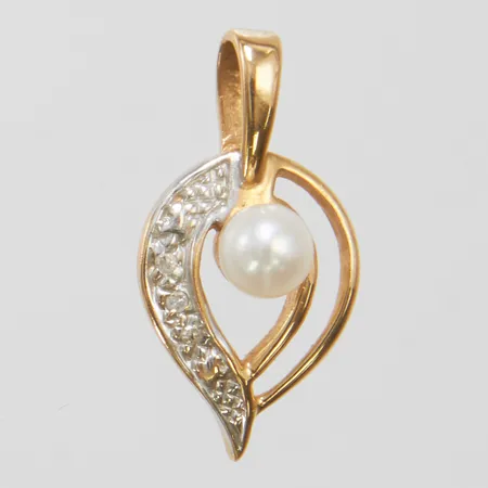 Hänge med odlad pärla Ø4,5mm samt diamanter 3 x ca.0,005ct, 8/8-slipade, 21,3x11,2mm, 18K Vikt: 1,7 g