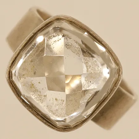 Ring med vit sten stl: 16½ bredd 13,3mm silver 835/1000 Vikt: 7,3 g