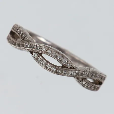 Ring med vita stenar stl:18 bredd 2-4,5mm Silver 925/1000 Vikt: 2,4 g