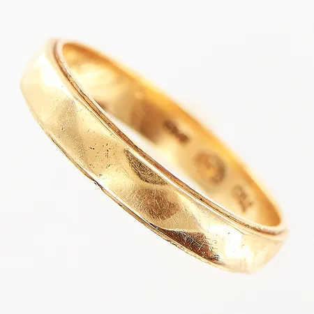 Ring mönstrad stl:19½, bredd 4mm, gravyr, tunna repor, 18K Vikt: 4,2 g
