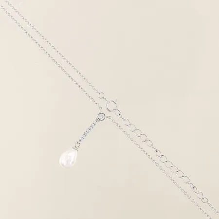 Collier Ankar med vita stenar samt imitationspärla längd 42-46,5cm bredd 1,2mm, hängets mått 27x6,3mm, silver 925/1000 Vikt: 2,5 g
