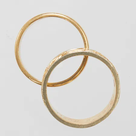 2 Ringar, personliga gravyrer, små sprickor, 18K Vikt: 12,1 g