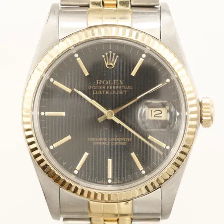 Herrur Rolex Oyster Perpetual Datejust guld/stål automatisk ref-nr:16013 serie-nr:9758658 kaliber:3035 verk-nr:192069 boett-nr:16000 ca år 1987 Ø36mm tapestry dial armband ca 19,5cm inklusive boetten bruksskick slapp länkarmband inga tillbehör.
