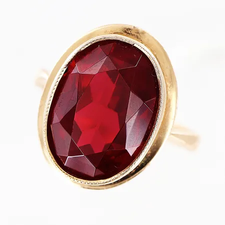 Ring med röd sten stl:17¾, bredd 2,5-20mm, skev under infattning, 14K Vikt: 6,7 g