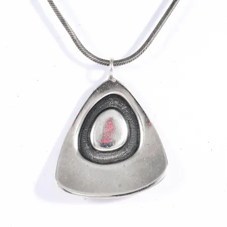 Hänge i silver stämplat STIGBERT RUNE Kalmars stadsstämpel kattfot S L9 (1961). Det är 35,5 x 29 mm inkl. fast ögla. En 50 cm lång kedja i silver medföljer (ojämnheter). Vikt 11,9g.