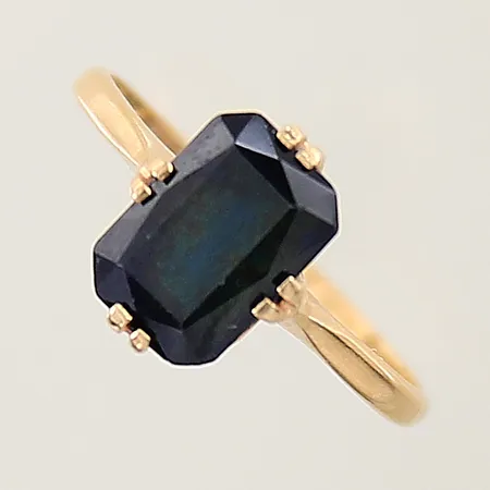 Ring med blå sten stl:16¼ bredd 1,5-9,8mm smärre nagg på sten 18K Vikt: 1,8 g